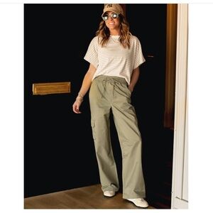 NWT - ABERCROMBIE & FITCH X JEN REED
Pull-On Wide Leg Cargo Pant